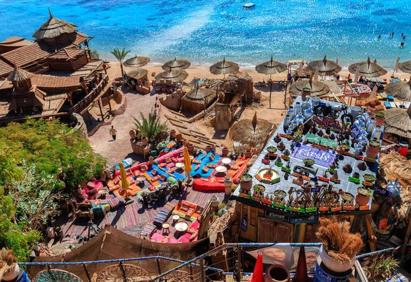 Sharm El-Sheikh, Egypte-Nov 5,2016: het bergrestaurant Farsha restaurant in de buurt van Gold Beach — Stockfoto