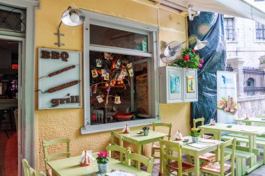 Nafplio, Yunanistan - 10 Mayıs 2017: dış geleneksel meyhane Barbekü Izgara Restoran, yaya Caddesi Merkez Nafplio, Peloponnese, Yunanistan
