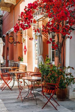 Nafplio, Yunanistan - 10 Mayıs 2017: dış geleneksel lokali restoran, yaya Caddesi Merkez Nafplio, Peloponnese, Yunanistan