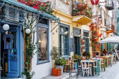 Nafplio, Yunanistan - 10 Mayıs 2017: dış geleneksel lokali restoran, yaya Caddesi Merkez Nafplio, Peloponnese, Yunanistan