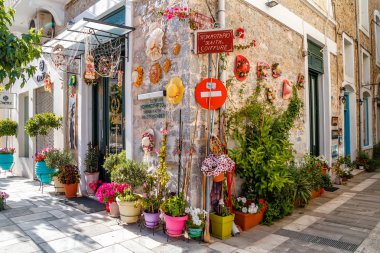 Nafplio, Yunanistan - 10 Mayıs 2017: dış geleneksel lokali restoran, yaya Caddesi Merkez Nafplio, Peloponnese, Yunanistan