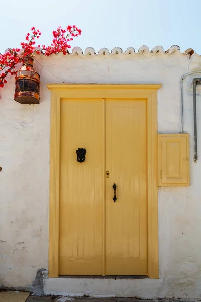 Porta Dianteira Amarela Madeira Greece — Fotografia de Stock