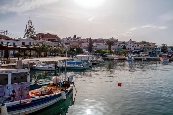 スペツェス島 ペロポネソス半島 ギリシャ海サンセット時に古い港港のスペツェス ギリシャ 2017 ボート — ストック写真