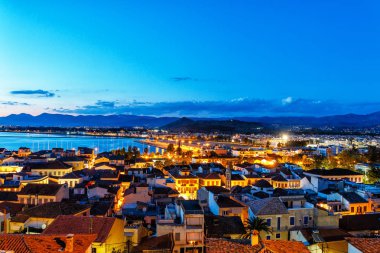 Hava panoramik şehir Nafplio ve deniz limanı gece, Peloponnese, Yunanistan
