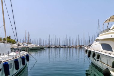 Çamurluklar Marina ile beyaz Yelkenli Yatlar
