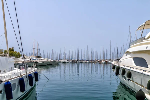 Çamurluklar Marina ile beyaz Yelkenli Yatlar