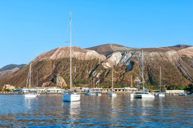 Vulcano, Tiren Denizi, Sicilya, İtalya Aeolian Islands yakınındaki Körfezinde yachs ve katamaran Yelken