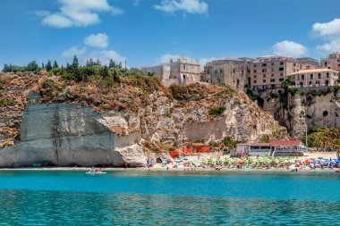 Panorama görünüm Tiren Denizi Tropea plaj yakınında büyük kayalar ve Santa Maria dell'Isola Kilisesi, Tropea, Calabria, İtalya