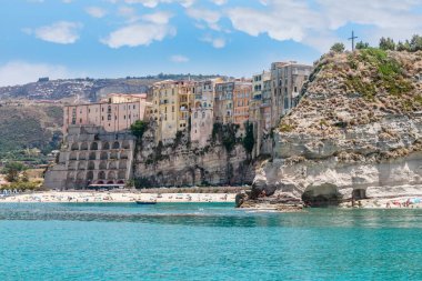 Panorama görünüm Tiren Denizi Tropea plaj yakınında büyük kayalar ve Santa Maria dell'Isola Kilisesi, Tropea, Calabria, İtalya