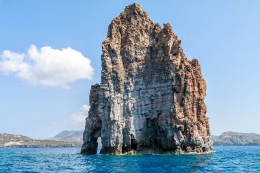 Lipari ve volkan, Aeolian Islands, Sicilya, İtalya arasında deniz kayalarda