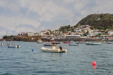 Bağlantı noktası, yakın tekneler görüntülemek Panarea, Aeolian Islands, Sicilya üzerinde denizden