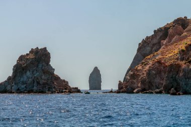 Lipari ve volkan, Aeolian Islands, Sicilya, İtalya arasında deniz kayalarda