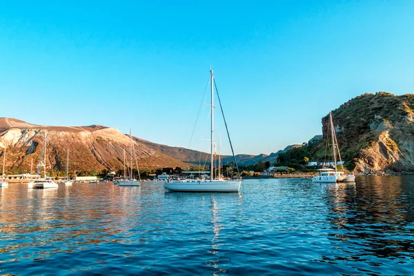 Barche a vela e catamarano nel Golfo vicino Vulcano, Isole Eolie, Mar Tirreno, Sicilia, Italia — Foto Stock