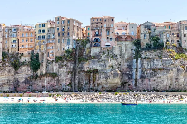 Panorama görünüm Tiren Denizi Tropea plaj yakınında büyük kayalar ve Santa Maria dell'Isola Kilisesi, Tropea, Calabria, İtalya