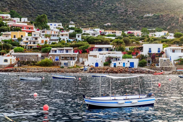 港の近くのボートをパナレーア エオリア諸島 シチリア島を海から見る — ストック写真