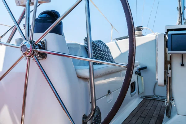 Tekne dış oturma alanı. İç bir yelken yat tekne kokpit