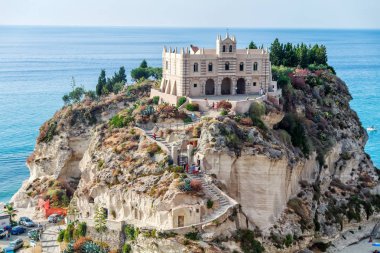 Panorama görünümünü Santa Maria dell'Isola kilise büyük kaya, Tropea, Calabria, İtalya