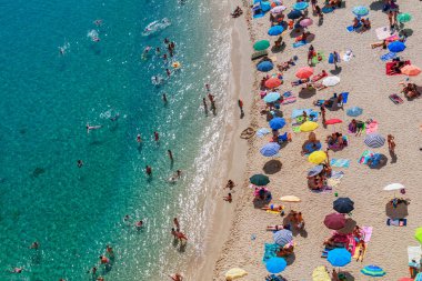 Tropea, İtalya - 27 Haziran, 2017:Top görünümü ile turistler, güzel kumlu plaj güzel berrak Denizi su Tropea, İtalya