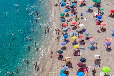 Tropea, İtalya - 27 Haziran, 2017:Top görünümü ile turistler, güzel kumlu plaj güzel berrak Denizi su Tropea, İtalya