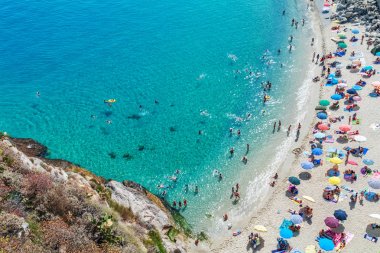 Tropea, İtalya - 27 Haziran, 2017:Top görünümü ile turistler, güzel kumlu plaj güzel berrak Denizi su Tropea, İtalya