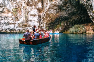 Kefalonia, Yunanistan - 21 Ağustos 2017: Sami, Kefalonia, Yunanistan gölde Melissani mağarada gemilerde turistlere
