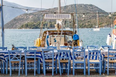 Denize yakın geleneksel lokali restoran dışında yakınındaki şehir Vathy, Ithaka island, Yunanistan Marinada yat