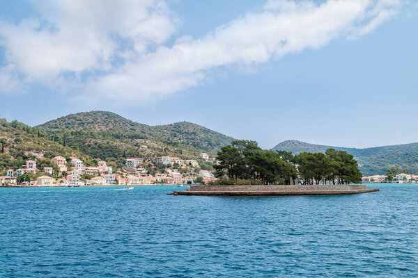 Вид на залив Гульф Вати с маленьким островом возле острова Итака в Греции
