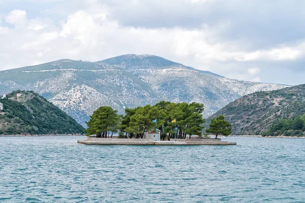 ギリシャのイサカの島の近くの小さな島で ヴァシィ湾湾の景色 — ストック写真