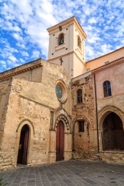 Antik Katedrali Tropea, Calabria, İtalya için. Mavi bulutlu gökyüzü arka plan üzerinde güzel eski Şapeli