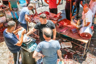 Catania, İtalya - Yune 24, 2017: taze deniz ürünleri satan Fishmongers, kılıç balığı ve hava ton balığı Balık pazarı Catania, Sicilya, İtalya