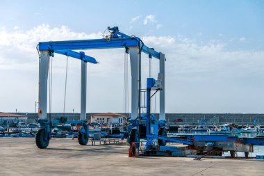 Tropea, İtalya - 27 Haziran 2017: Vinç için onarım tekne Harbor, onarım Tersanesi