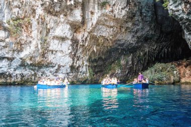 Kefalonia, Yunanistan - 21 Ağustos 2017: Sami, Kefalonia, Yunanistan gölde Melissani mağarada gemilerde turistlere