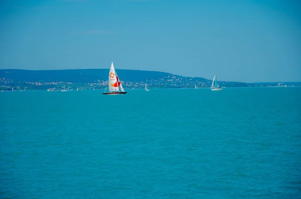 Barcos à vela em Balaton Lake — Fotografia de Stock