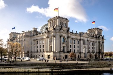 Reichstag Binası ve nehir Spree, Berlin, Almanya