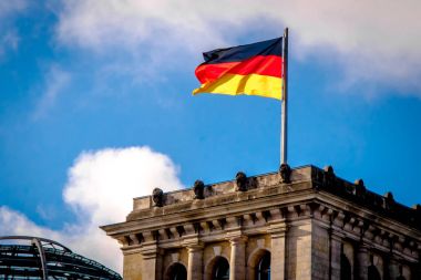 Alman bayrağı sallıyor.