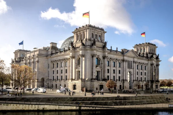 Reichstag Binası ve nehir Spree, Berlin, Almanya