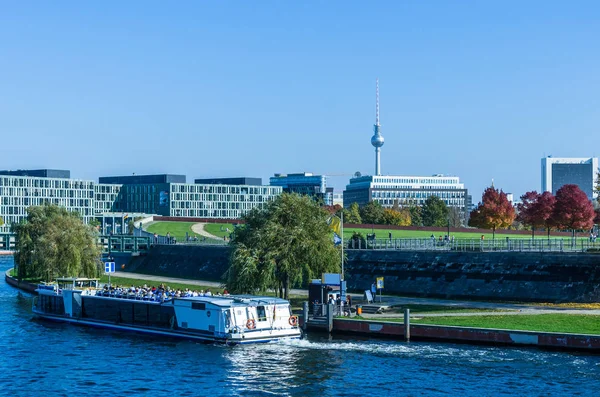 Gita in barca sul fiume Sprea a Berlino — Foto Stock