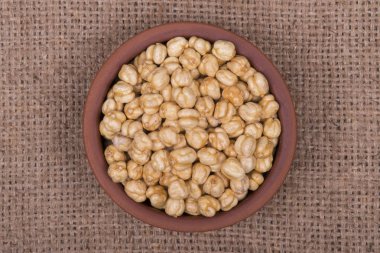 Kavrulmuş nohut ve kuru üzüm. 