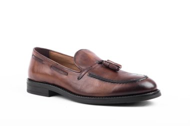 Beyaz arka planda erkek ayakkabıları