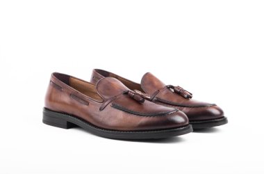 Beyaz arka planda erkek ayakkabıları