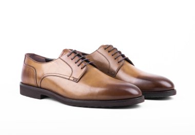 Beyaz arka planda erkek ayakkabıları