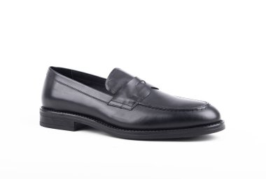 Beyaz arka planda erkek ayakkabıları