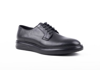 Beyaz arka planda erkek ayakkabıları