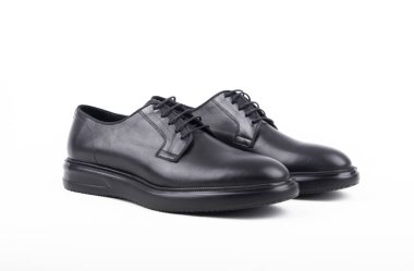 Beyaz arka planda erkek ayakkabıları