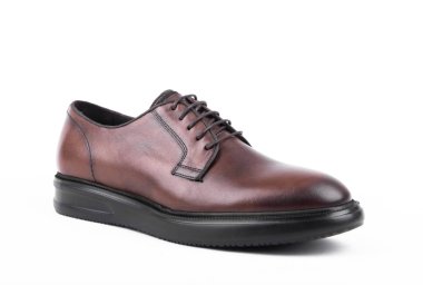 Beyaz arka planda erkek ayakkabıları