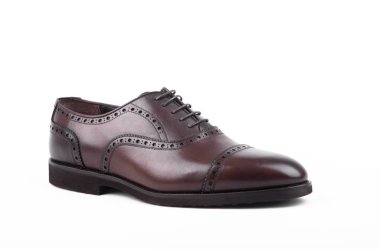 Beyaz arka planda erkek ayakkabıları