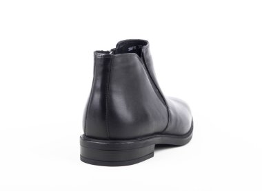 Beyaz arka planda erkek ayakkabıları