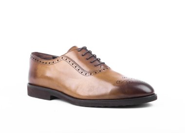 Beyaz arka planda erkek ayakkabıları