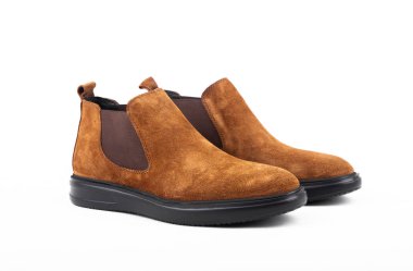 Beyaz arka planda erkek ayakkabıları