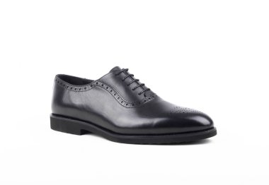 Beyaz arka planda erkek ayakkabıları